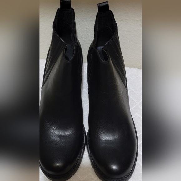 Low-cut pair of boots - Picture 6 of 7